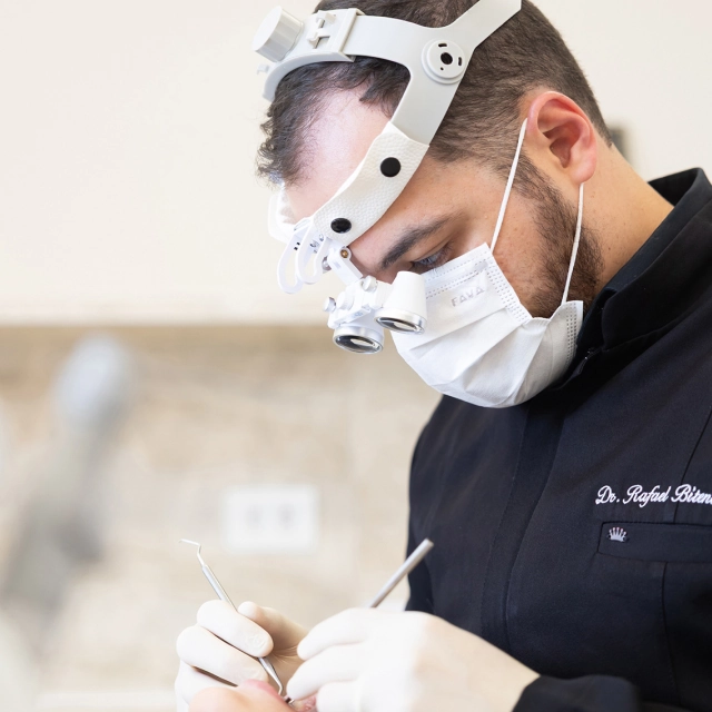 dentista rafael bitencourt fazendo atendimento odontológico
